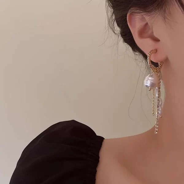 2024 new arrival metal round pearl tassel earrings for women vintage shiny crystal c shaped temperament earrings jewelry gift
